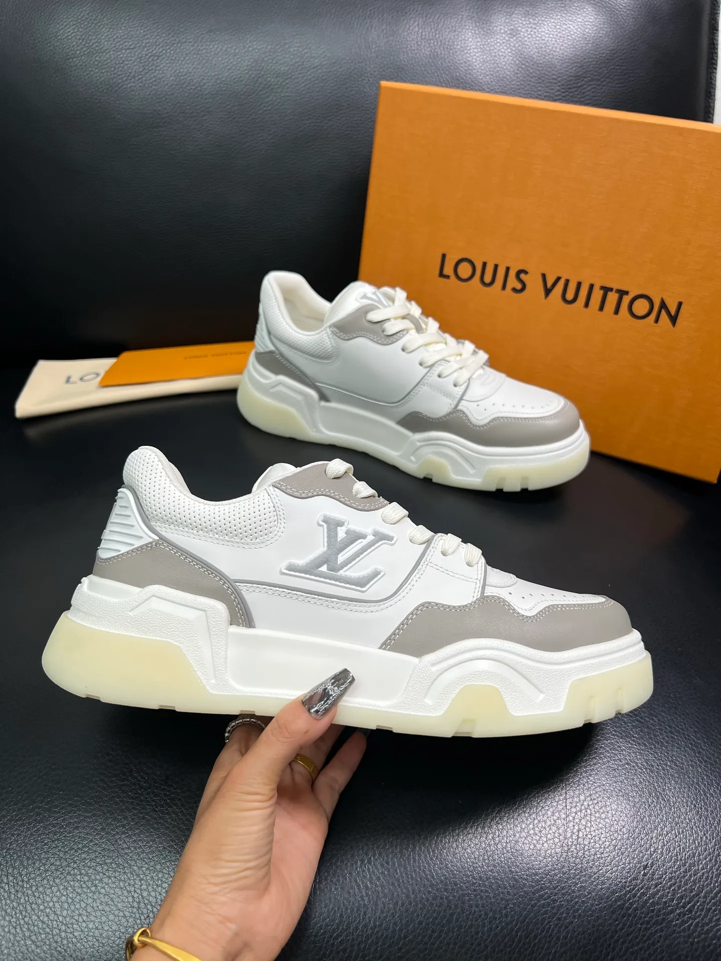 Men's shoes 💰900 Lv top purchase Louis Vuitton, counter synchronization, uppers imported from Italy cowhide, imported mesh padding soft and comfortable, soles: original soles specially provided by the original factory, T men's shoes 💰U exclusive movable molded soles super comfortable, original factory and single goods, high quality, welcome to compare, code number 38-44 (customized 45) 85883